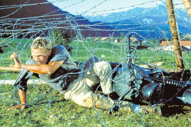 great-escape-1963-001-steve-mcqueen-tangled-barbed-wire